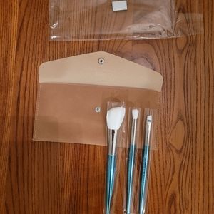 Elaina Badro Baby Blues make-up brushes w/pouch, set of 3 - NEW